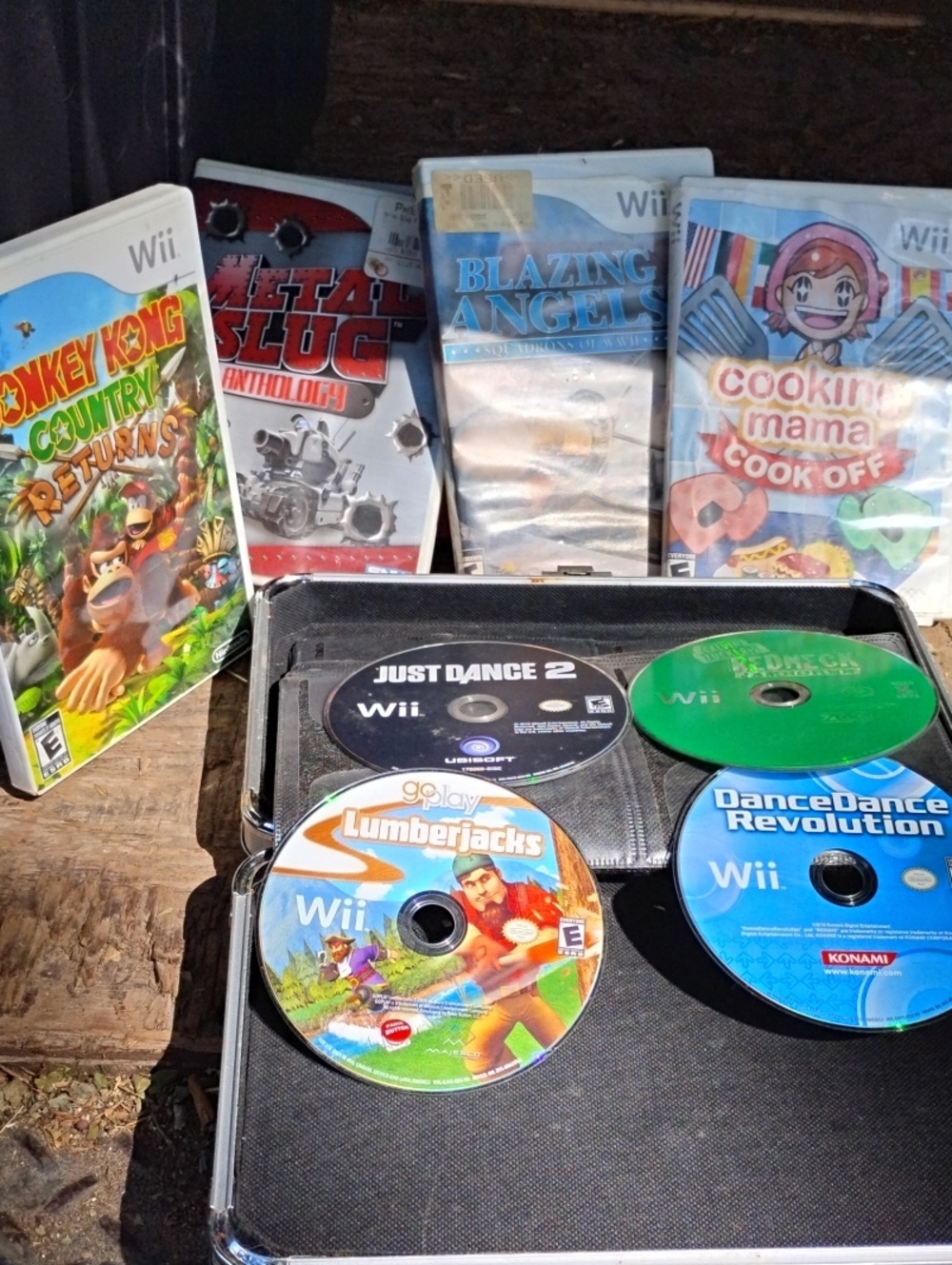 Nintendo Wii Game Lot with Colorful Game Discs&Steel Carrying/Storage Case